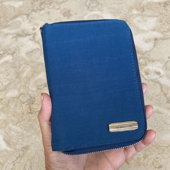 Travelon RFID Blocking Single Zip Nylon Wallet - Picture 2 of 11